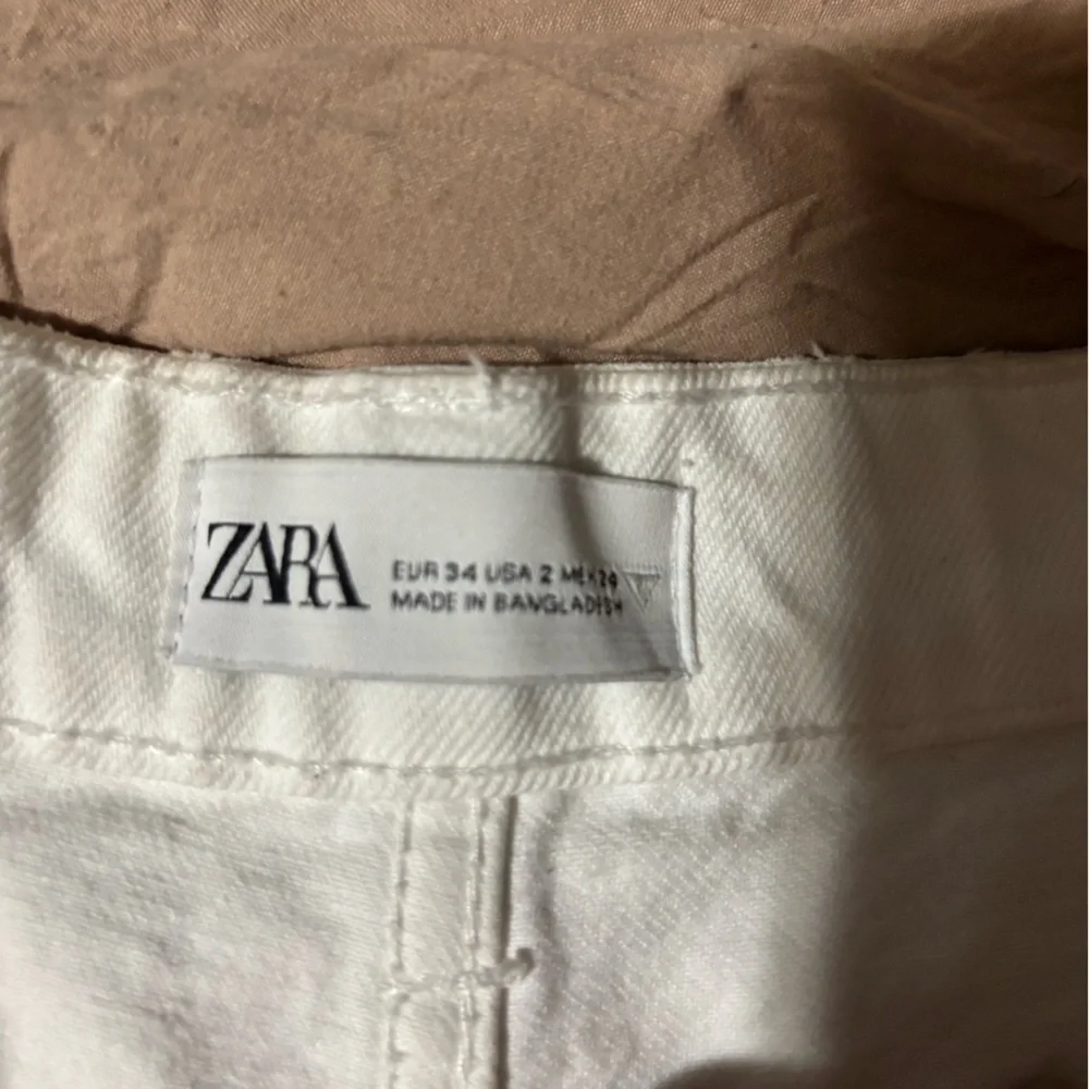 SOLD🛍Bundle sale🛍Zara White Jean Shorts Distressed High-Waisted size 2 - Picture 7 of 8
